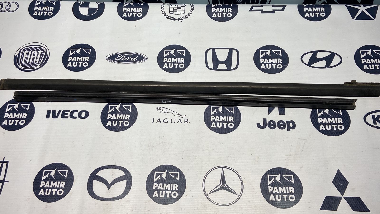 Уплотнитель двери передний левый Ford Focus/2 2004-2011