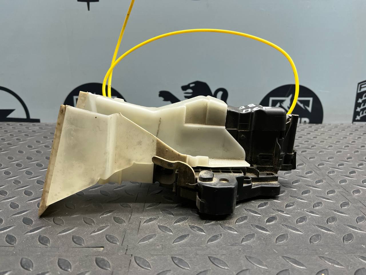 Замок двери передний правый Mercedes E/W210 1995-2003