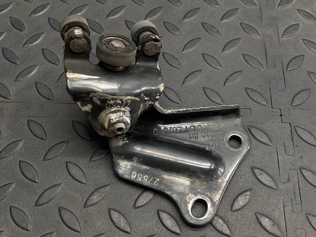 Ролик двери сдвижной верхний правый Ford Transit 2000-2006