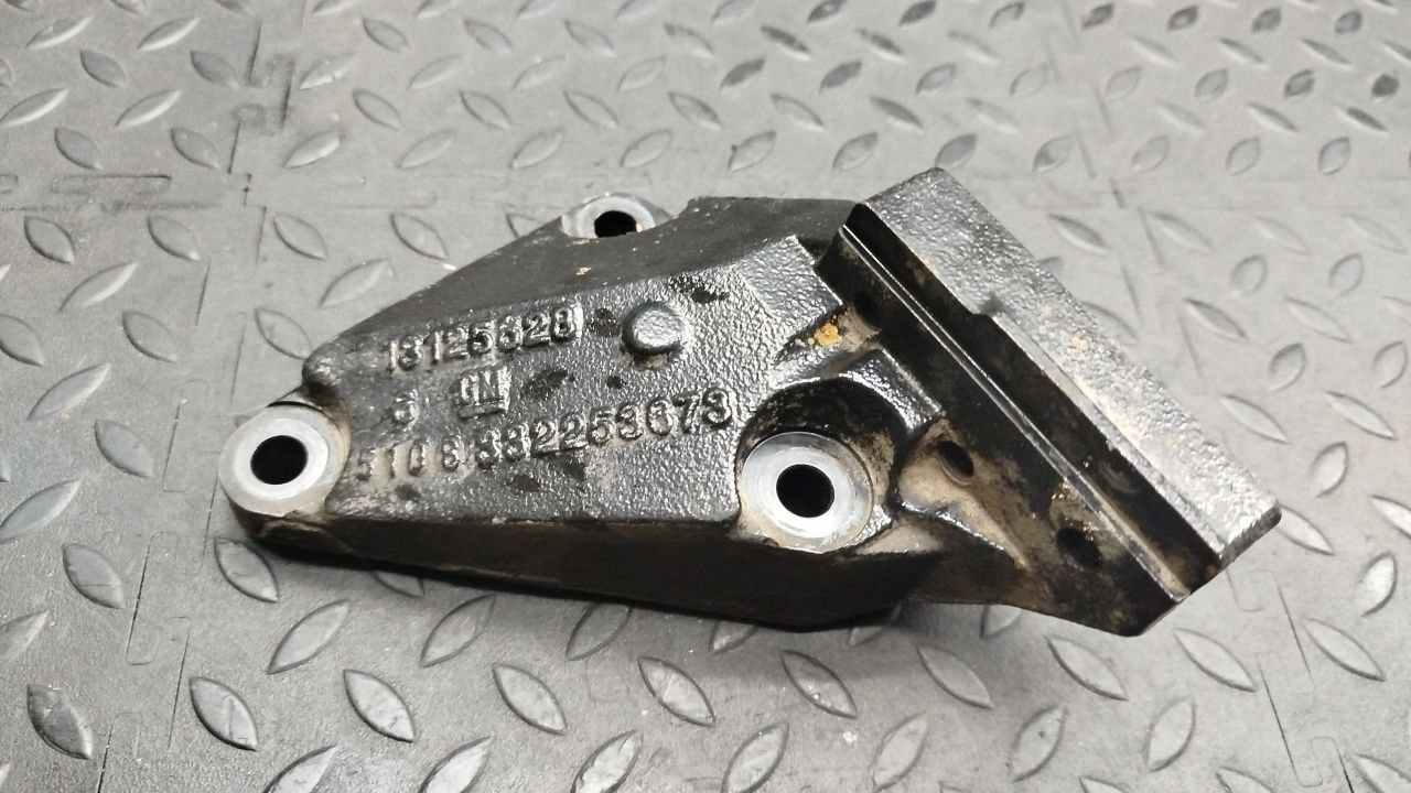 Кронштейн опоры двигателя Opel Astra/H 2004-2014