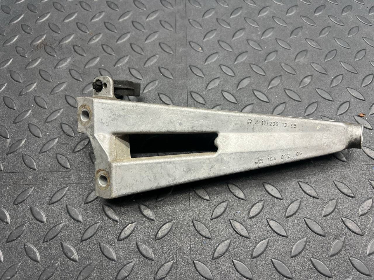 Кронштейн впускного коллектора Mercedes SLK/R170 1996-2004