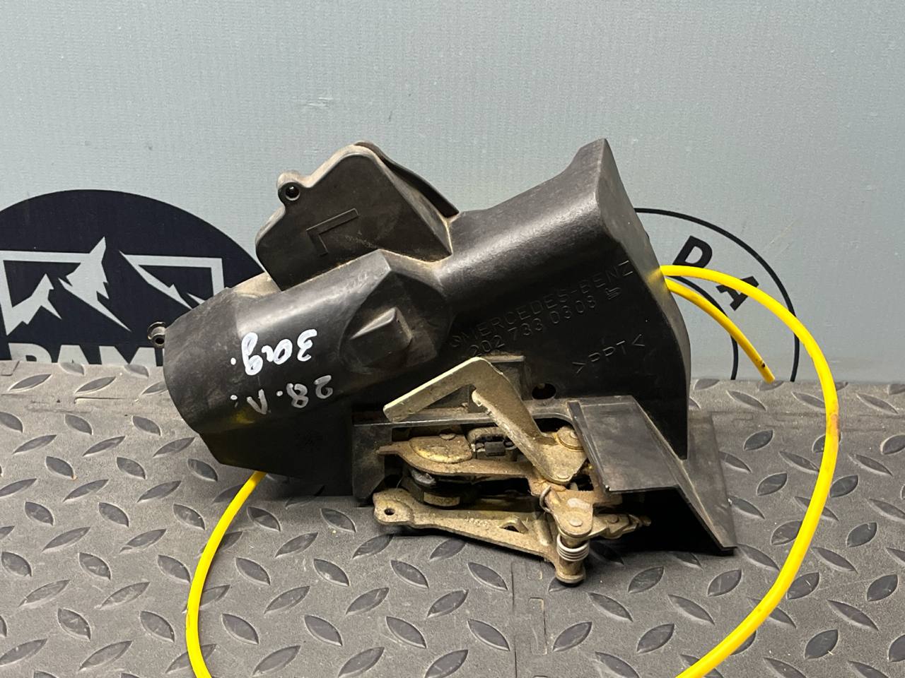 Замок двери задний левый Mercedes E/W210 1995-2003