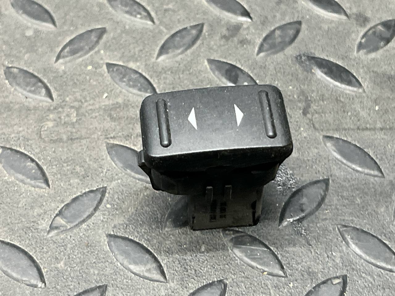 Кнопка стеклоподъемника Ford Focus/2 2004-2011