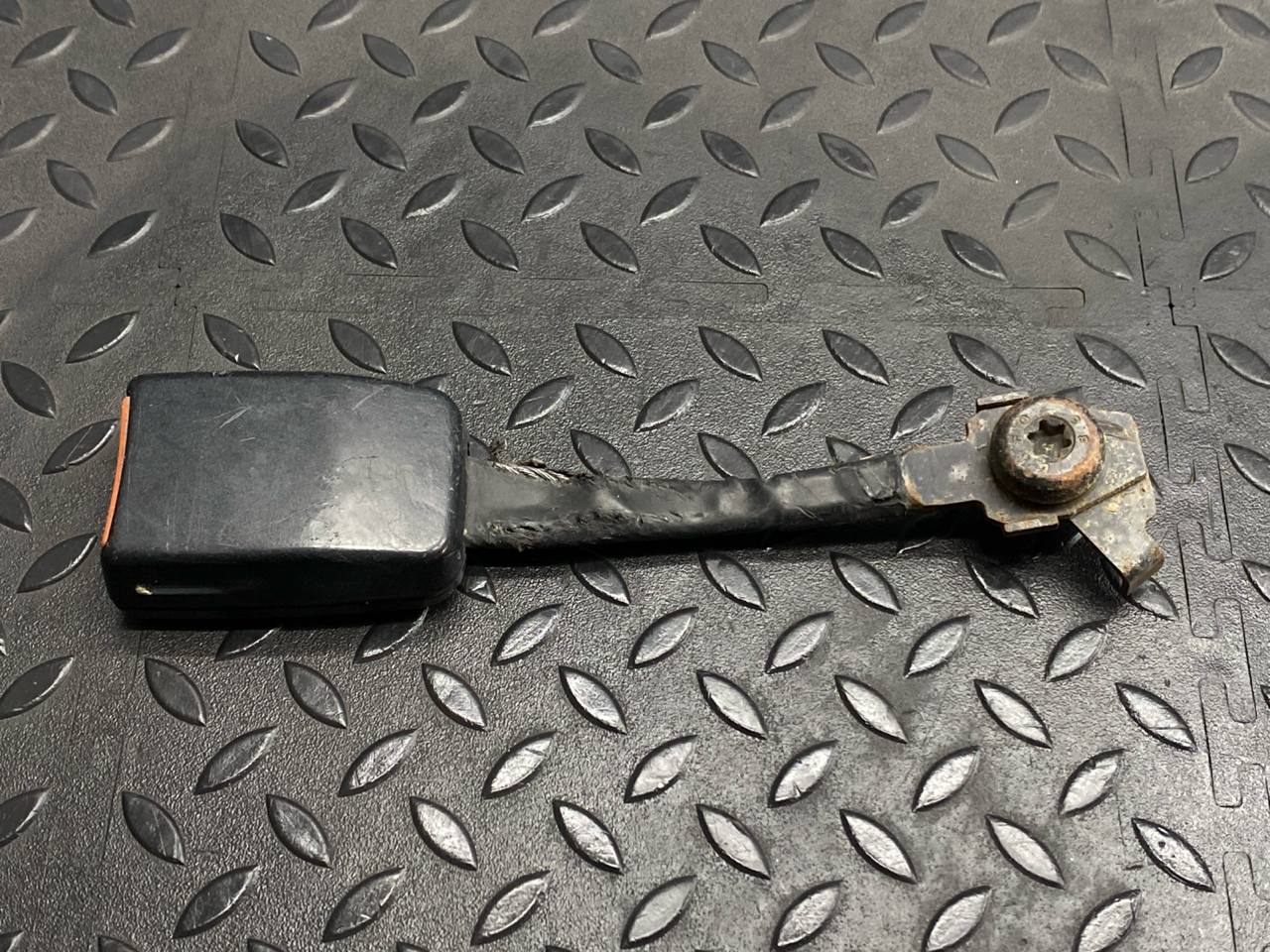 Ответная часть ремня безопасности передняя левая Ford Transit 2000-2006