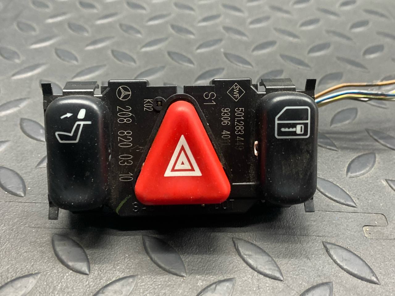 Кнопка аварийной сигнализации Mercedes C/W202 1993-2001