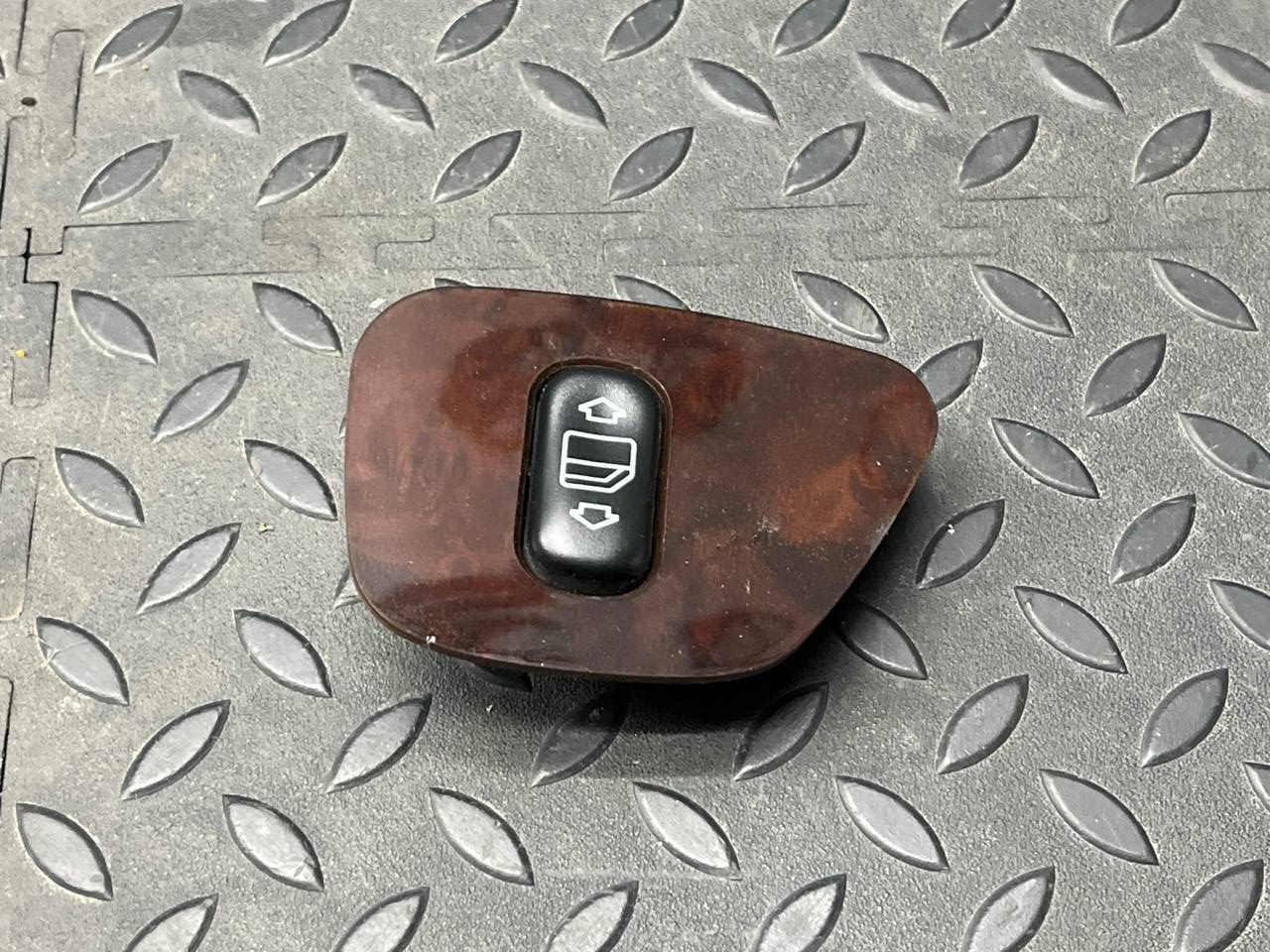 Кнопка стеклоподъемника задняя левая Mercedes E/W210 1995-2003