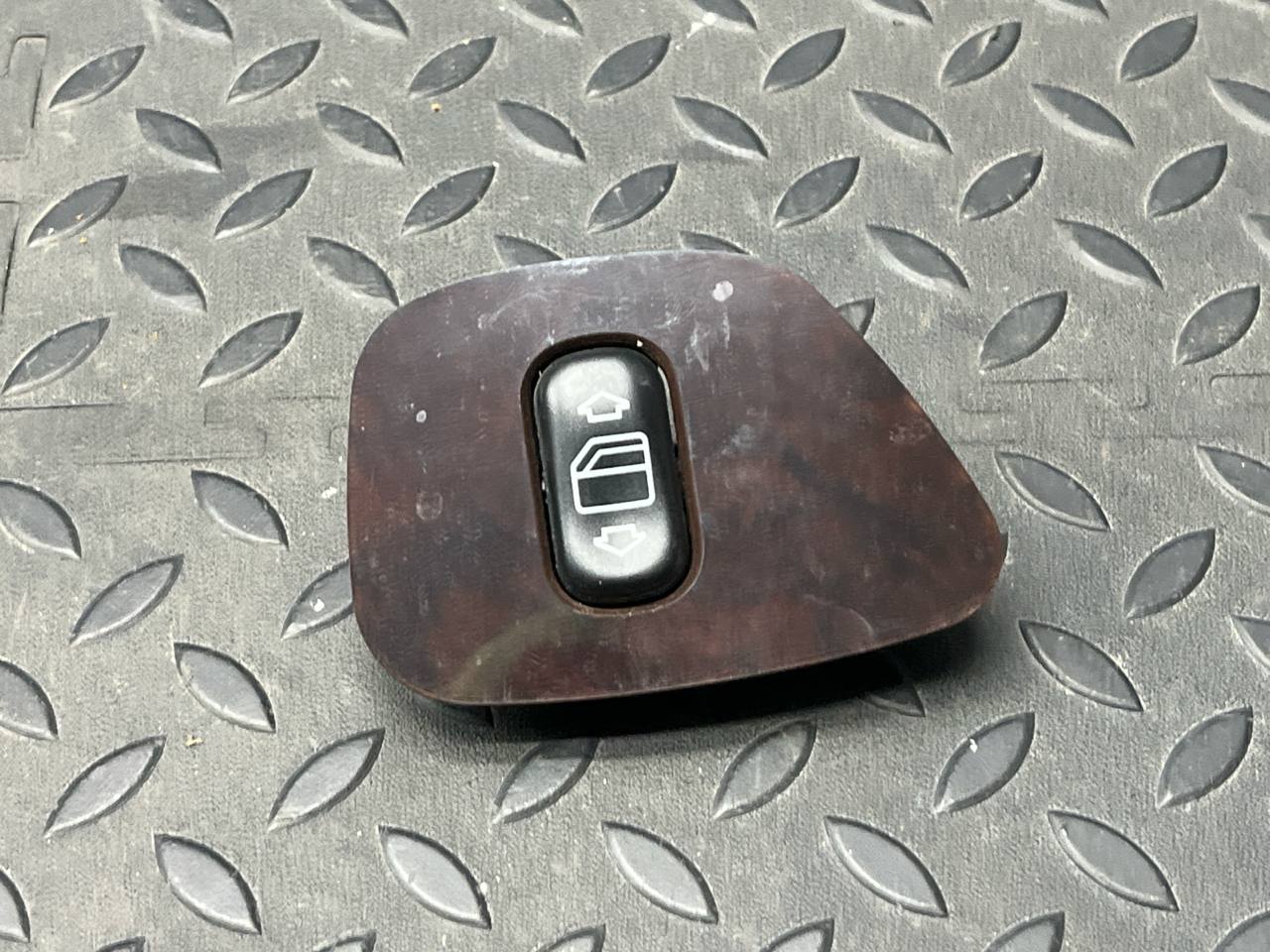 Кнопка стеклоподъемника задняя правая Mercedes E/W210 1995-2003