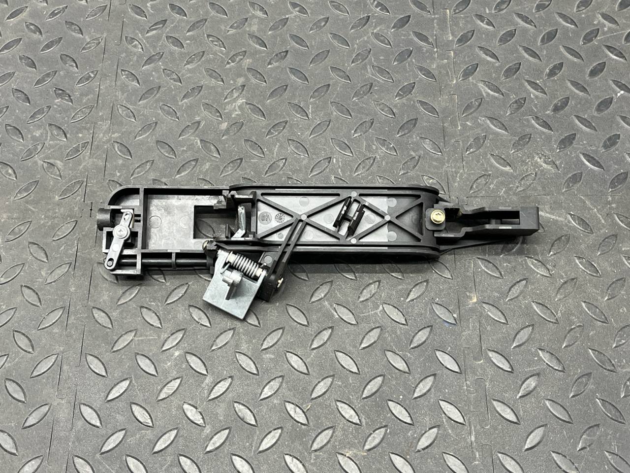 Кронштейн ручки двери задний правый Ford Mondeo/3 2000-2007