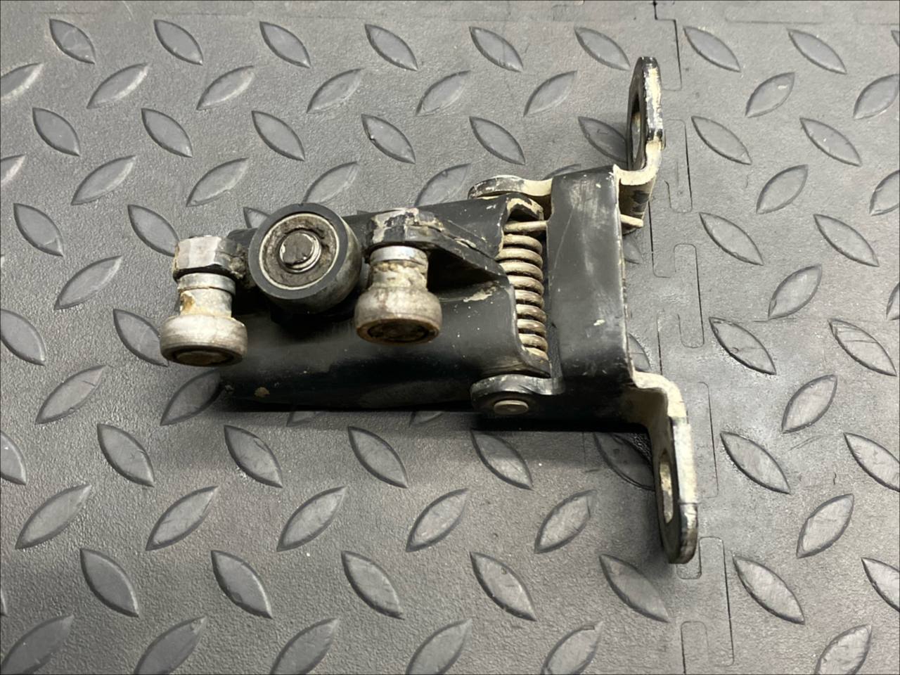 Ролик двери сдвижной центральный правый Ford Transit 2000-2006