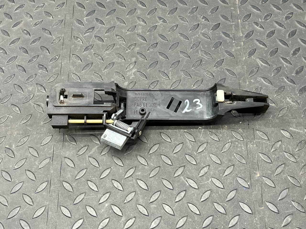 Кронштейн ручки двери задний левый Ford Mondeo/3 2000-2007