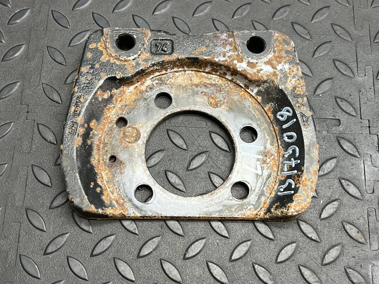 Щит опорный задний левый Opel Astra/H 2004-2014