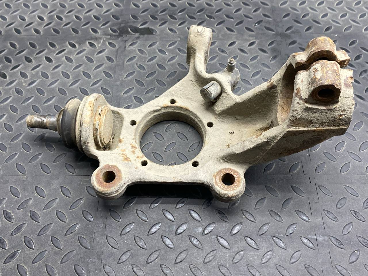 Кулак поворотный передний левый Ford Transit 2000-2006