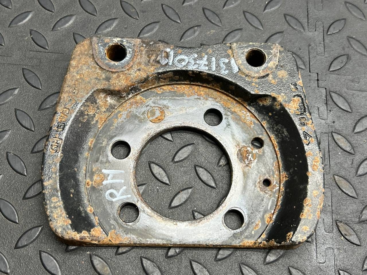 Щит опорный задний правый Opel Astra/H 2004-2014