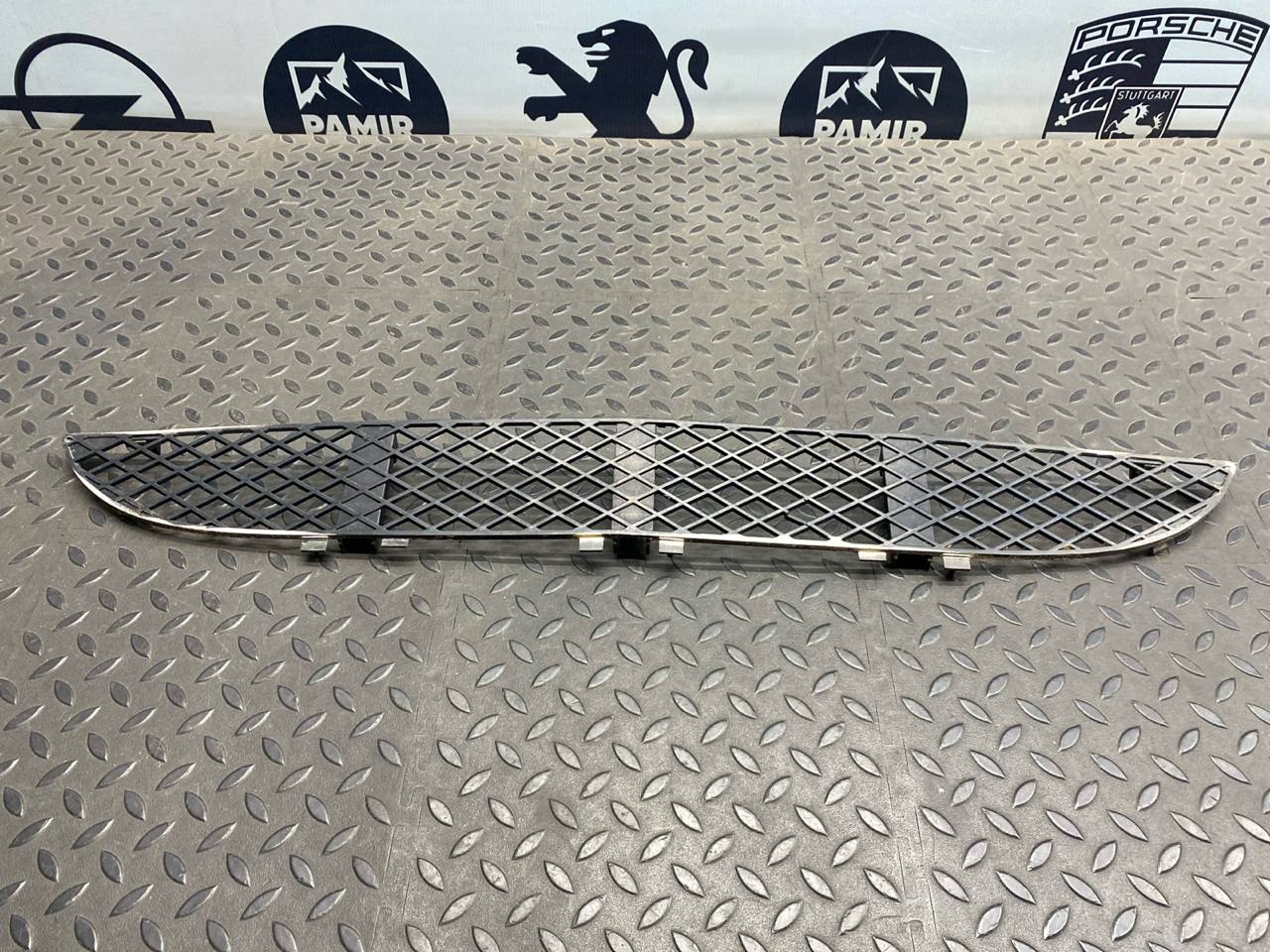 Решетка в бампер центральная Mercedes E/W210 1995-2003