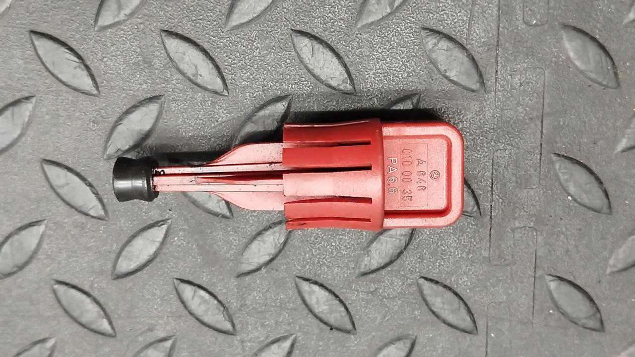 Заглушка направляющей щупа Mercedes C/W203 2000-2008