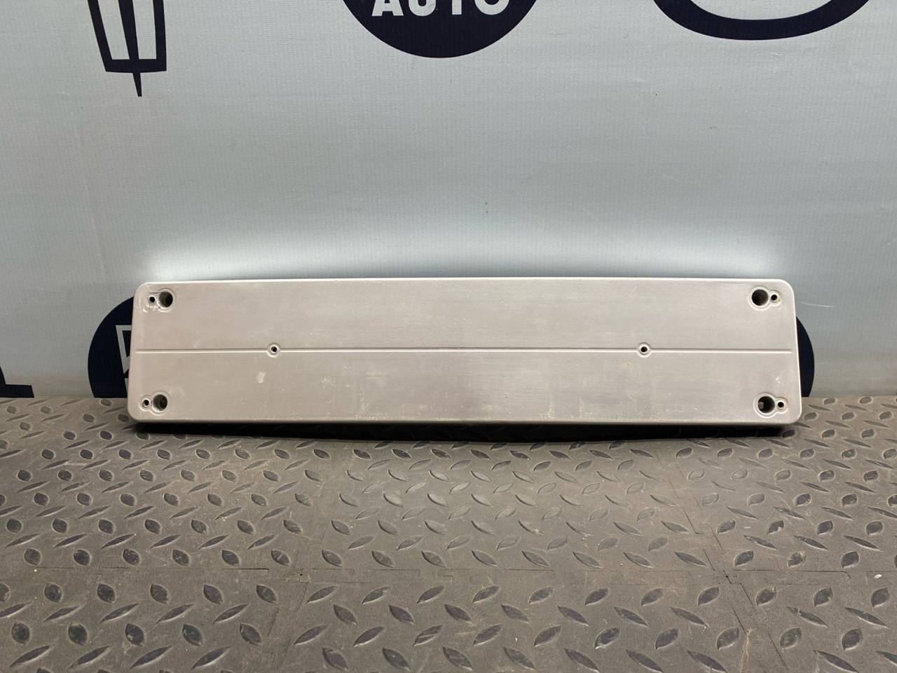 Накладка бампера под номер Mercedes E/W210 1995-2003