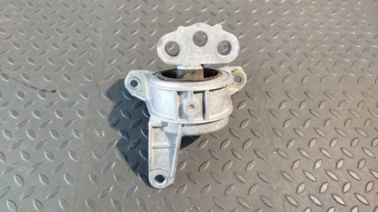 Опора двигателя Opel Zafira/B 2005-2014