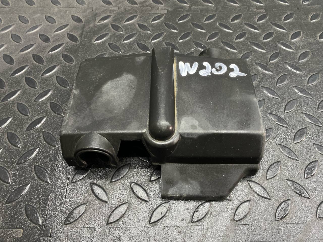 Крышка блока реле Mercedes C/W202 1993-2001