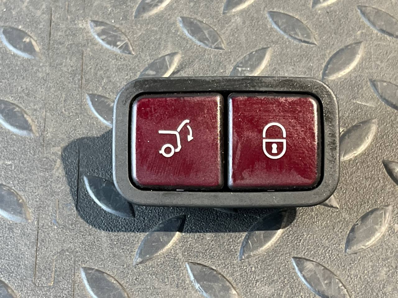 Кнопка закрывания багажника Mercedes M/W164 2005-2011