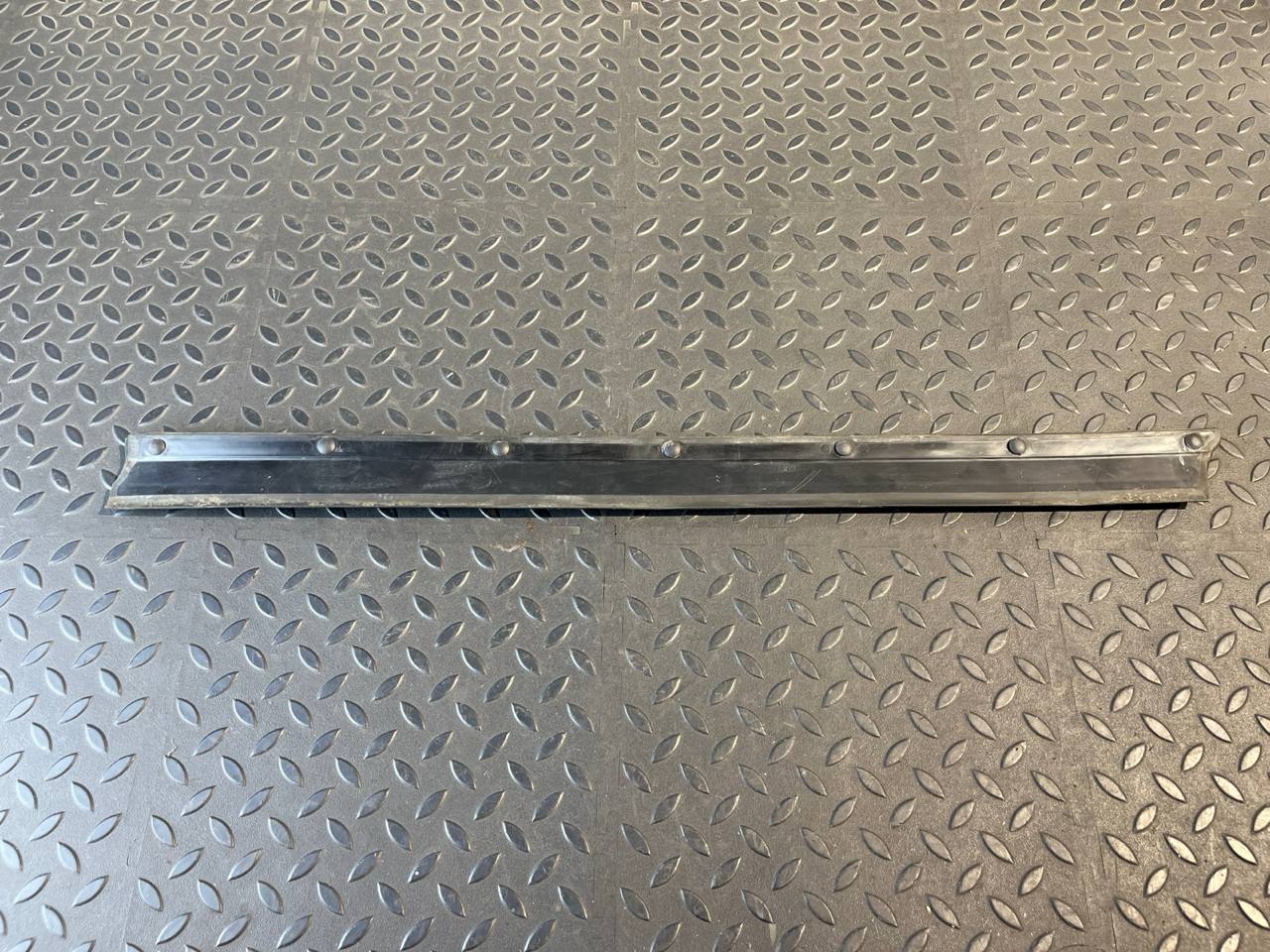 Уплотнитель двери задний левый Mercedes M/W164 2005-2011