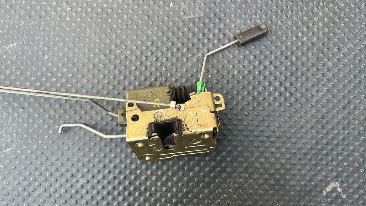 Замок двери передний правый Opel Movano/A 2003-2010