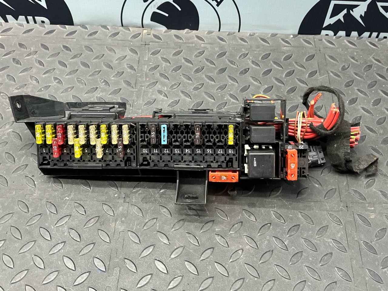 Блок предохранителей Opel Zafira/B 2005-2014