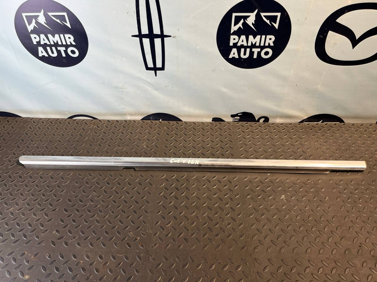 Уплотнитель двери задний левый Mercedes M/W164 2005-2011