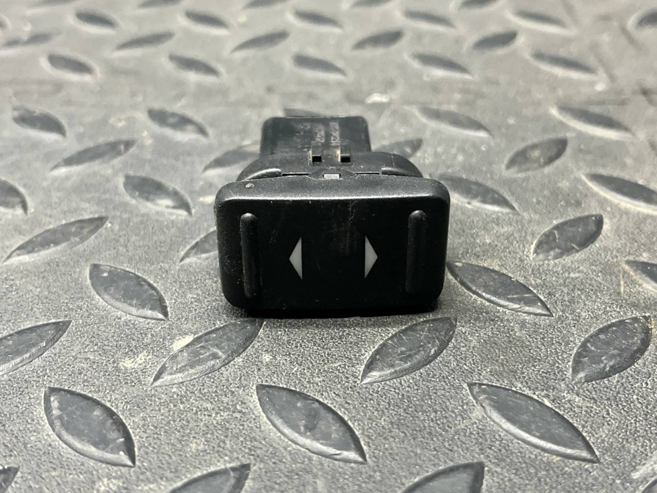 Кнопка стеклоподъемника Ford Focus/2 2004-2011