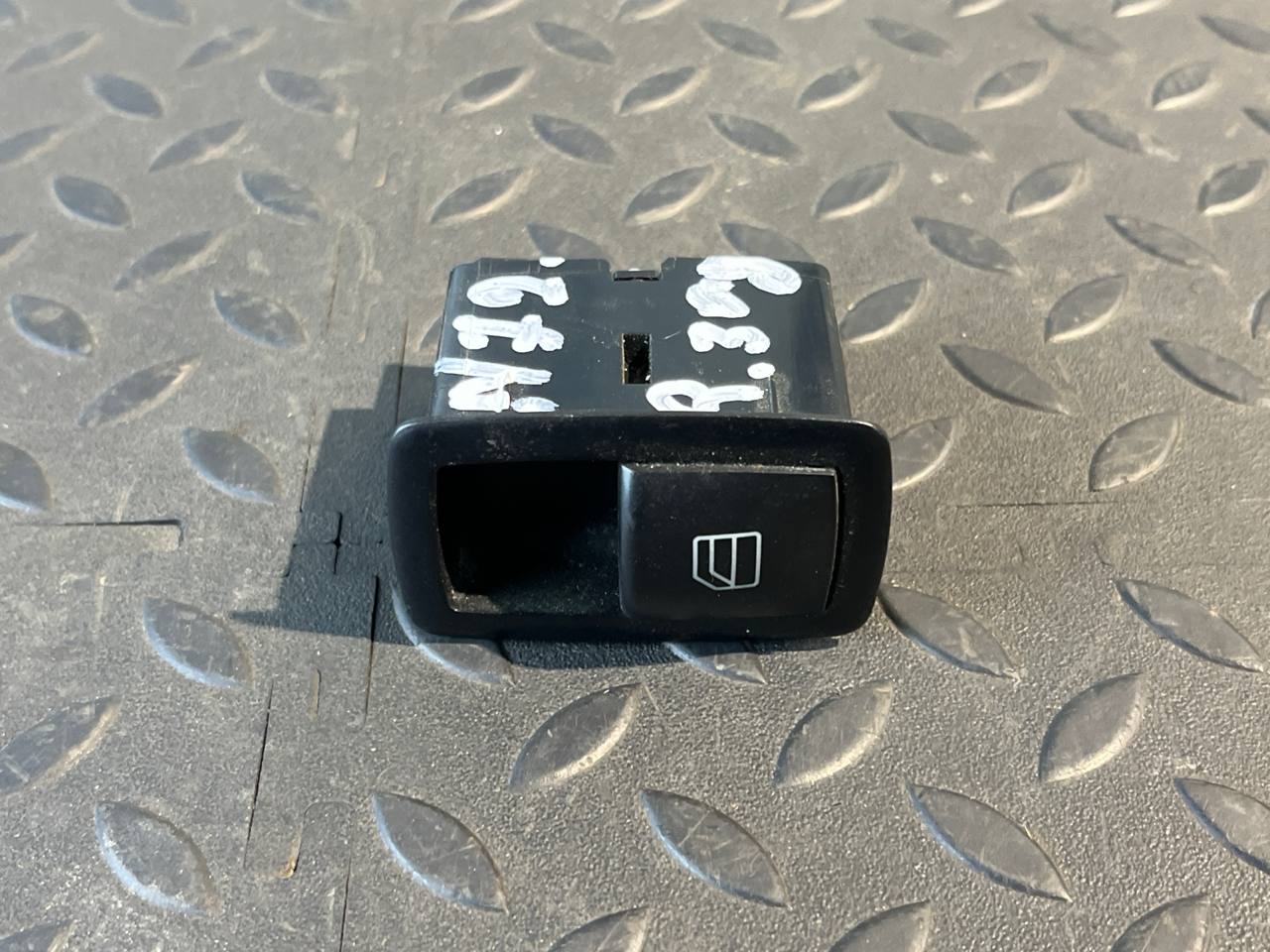 Кнопка стеклоподъемника Mercedes M/W164 2005-2011