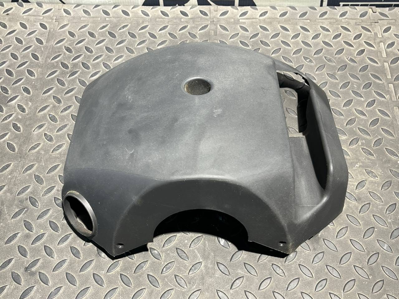 Кожух рулевой колонки нижний Opel Zafira/B 2005-2014