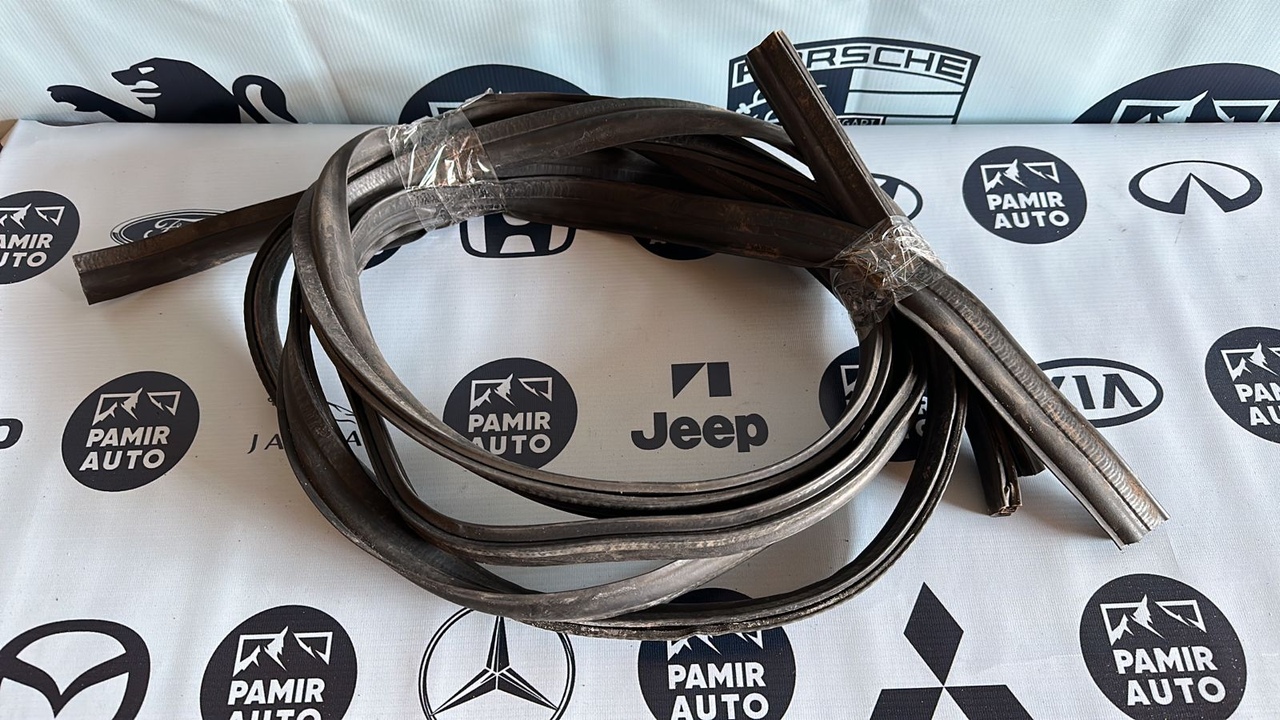 Уплотнитель капота Mercedes E/W211 2002-2009