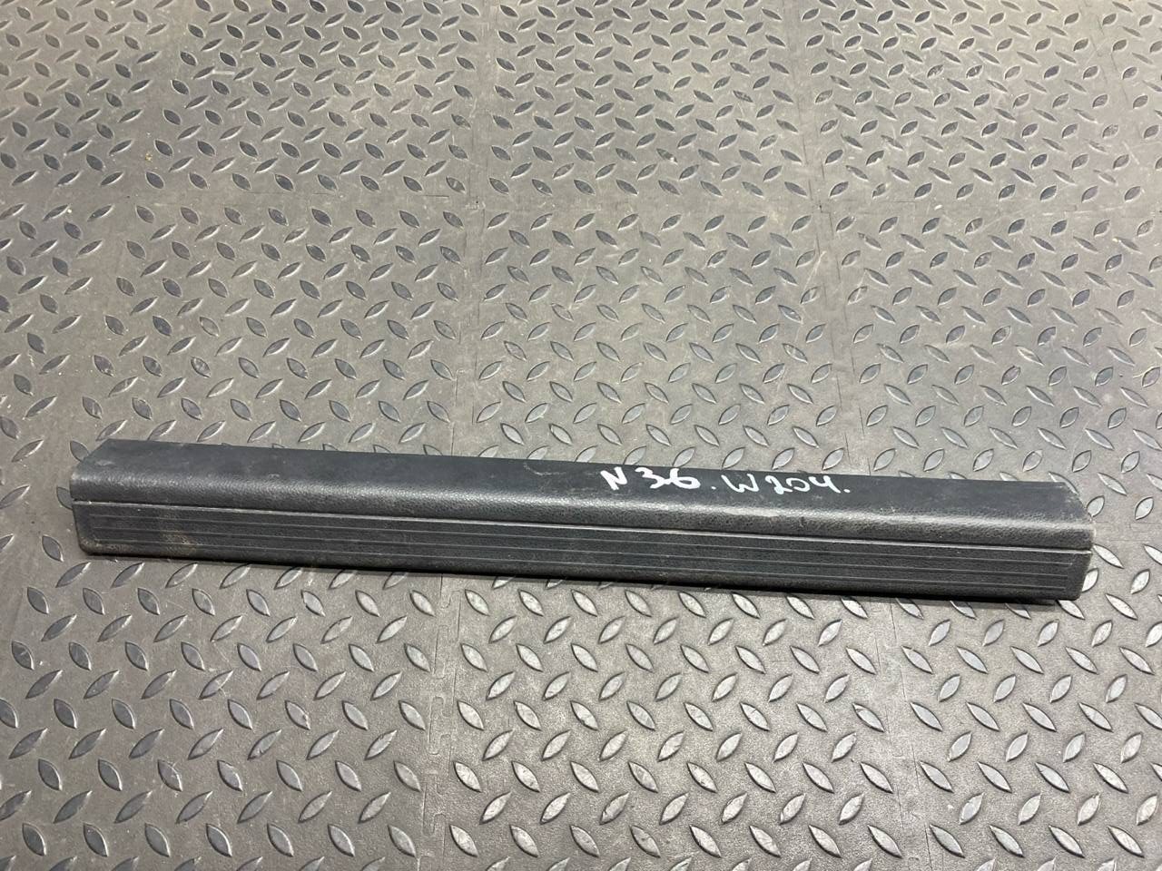 Накладка порога передняя правая Mercedes C/W204 2006-2015