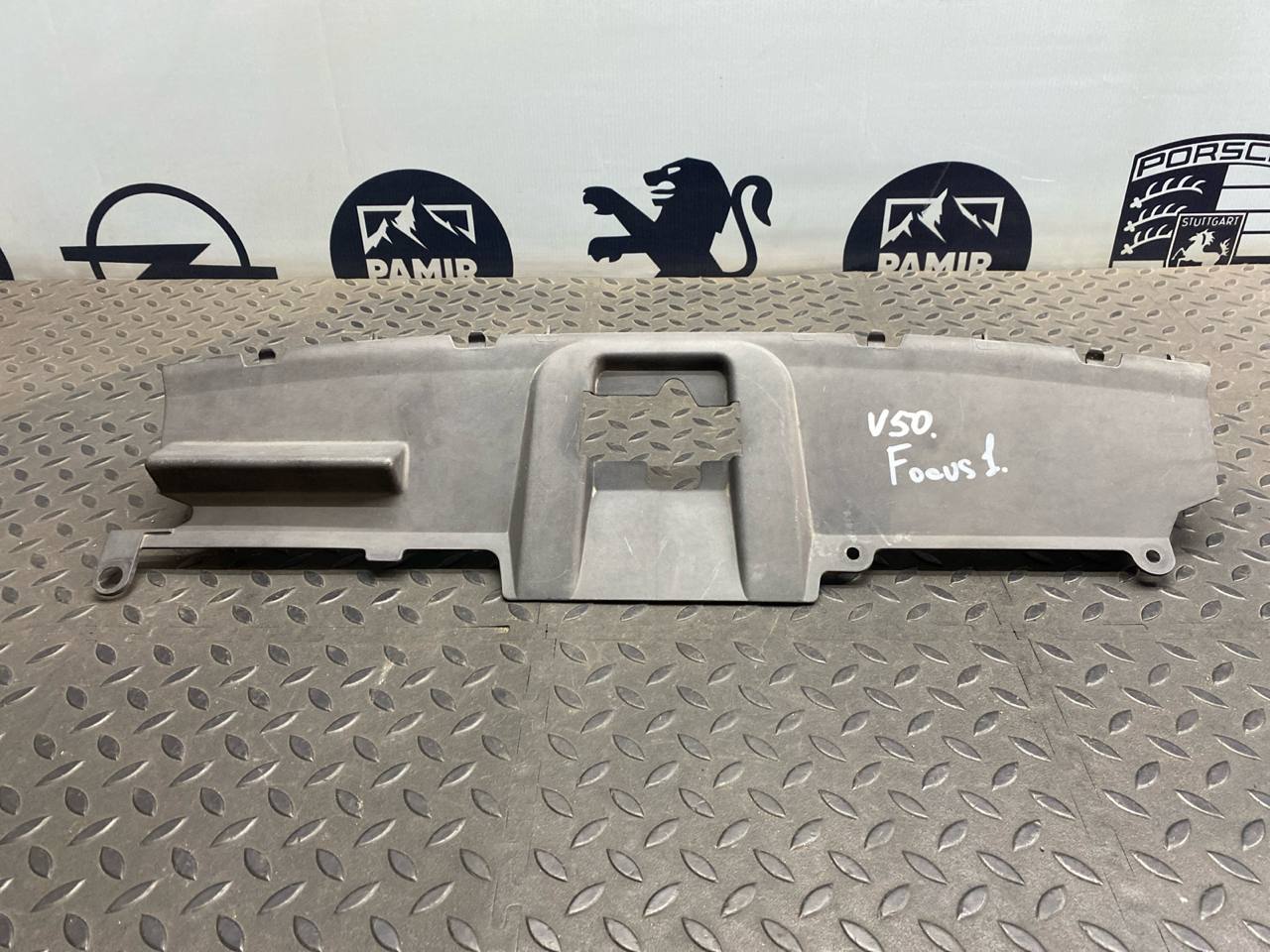 Кожух замка капота Ford Focus 1998-2007