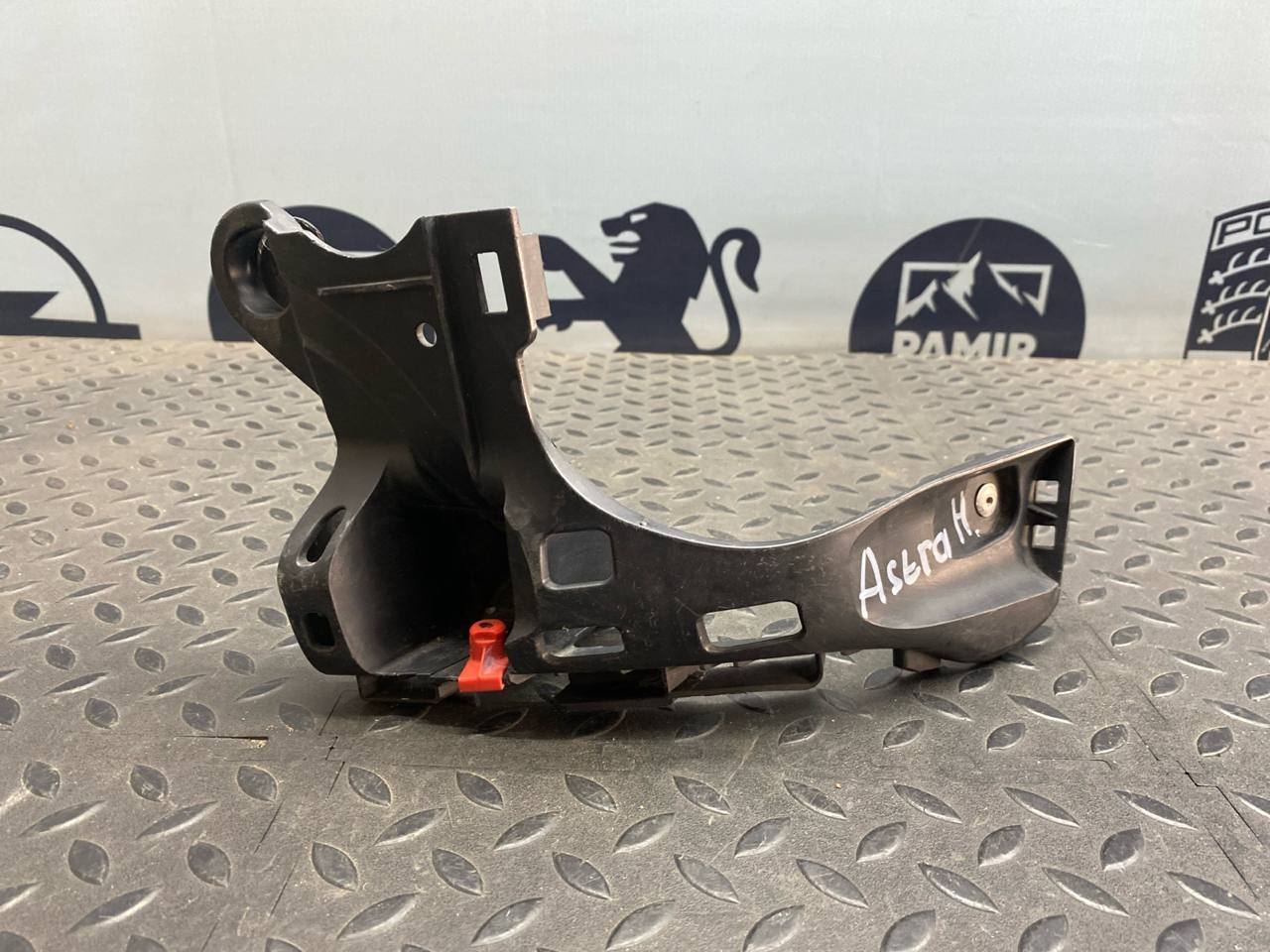 Кронштейн бампера задний левый Opel Astra/H 2004-2014