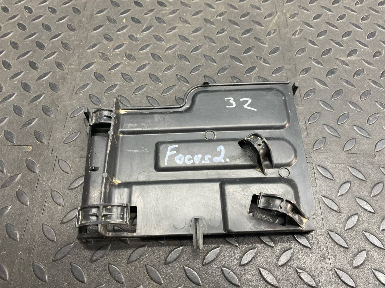 Крышка АКБ Ford Focus/2 2004-2011