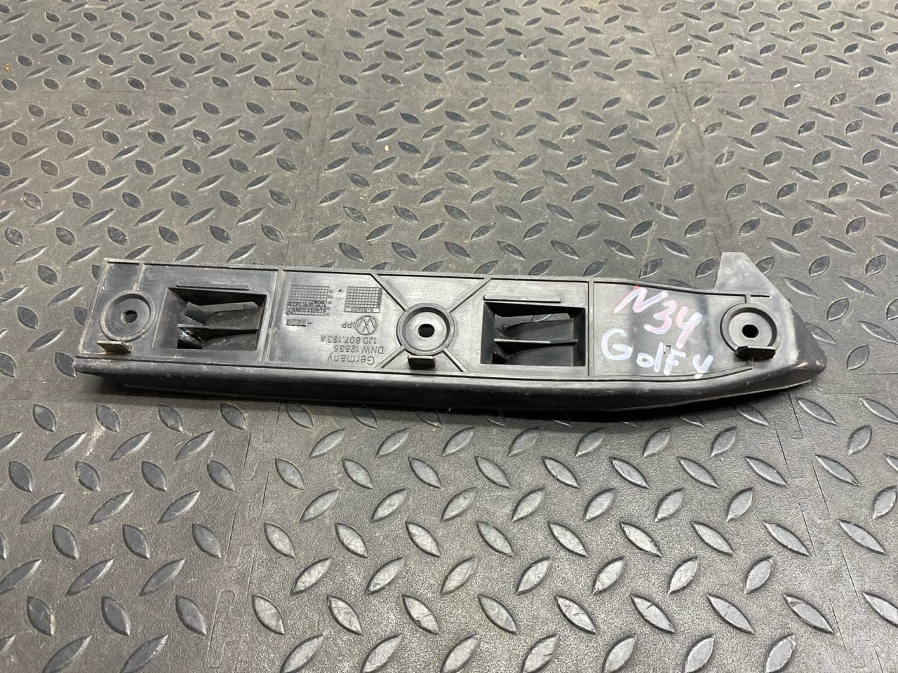 Кронштейн бампера передний левый Volkswagen Golf/4 1997-2006