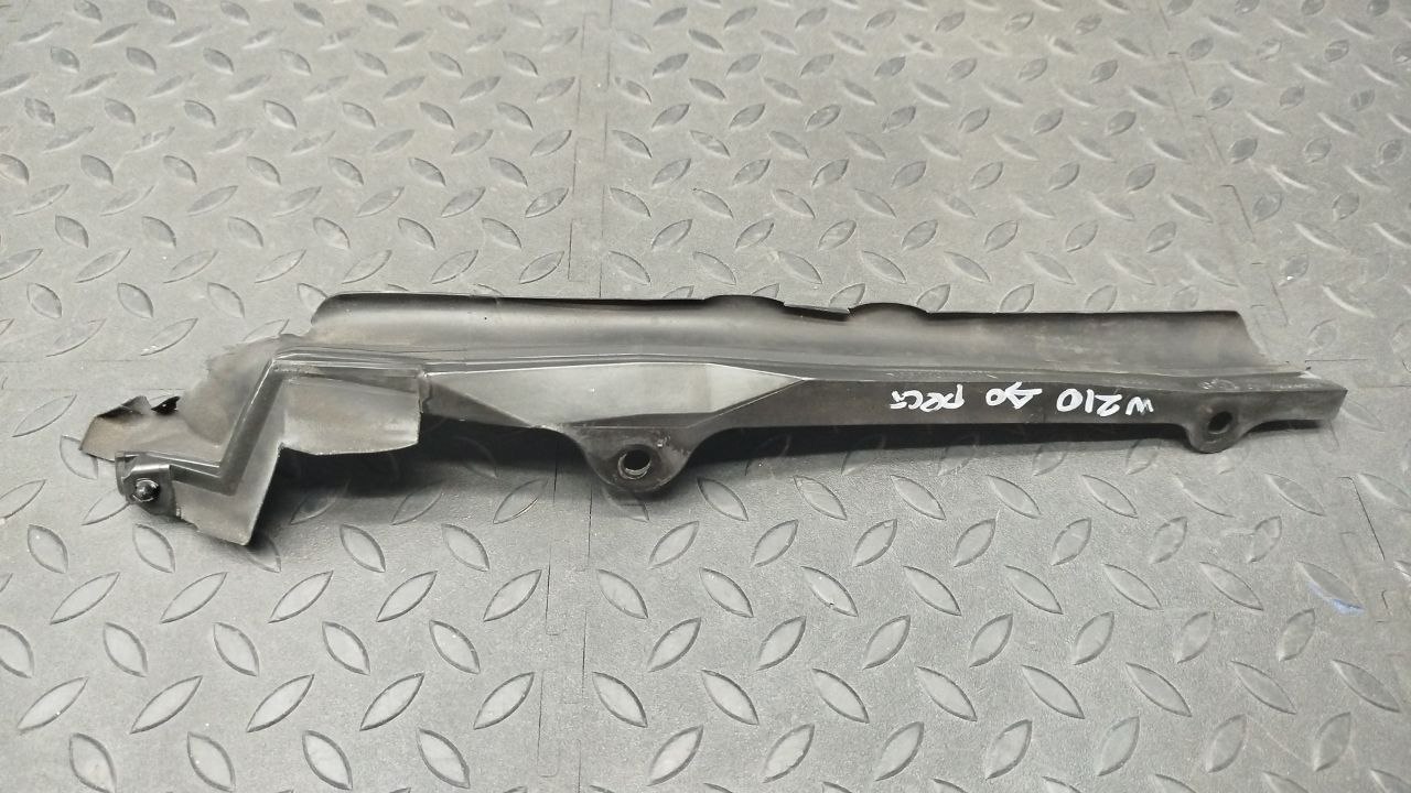 Уплотнитель капота Mercedes E/W210 1995-2003