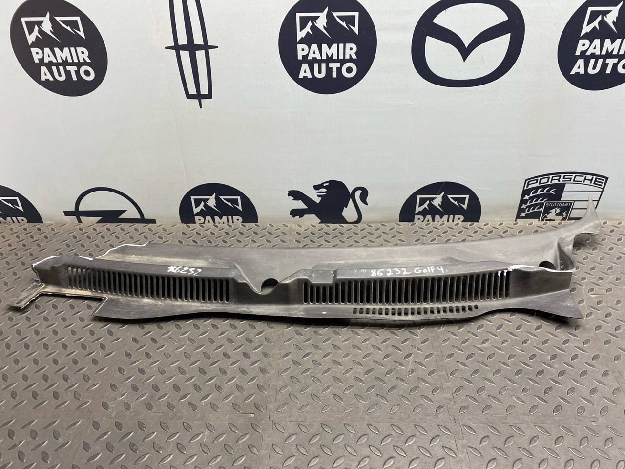Решетка под лобовое стекло (Жабо) левая Volkswagen Golf/4 1997-2006