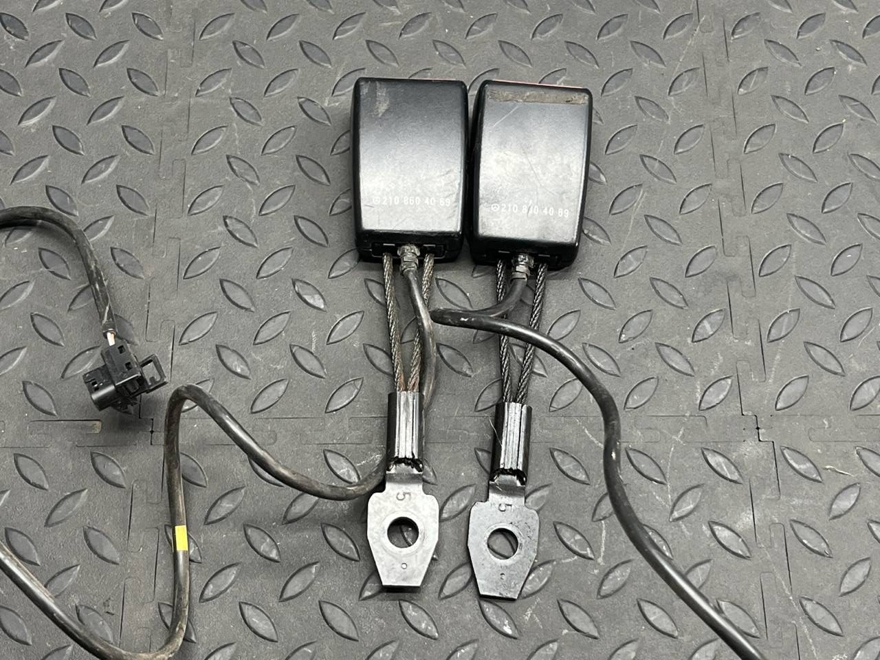 Ответная часть ремня безопасности передняя Mercedes E/W210 1995-2003