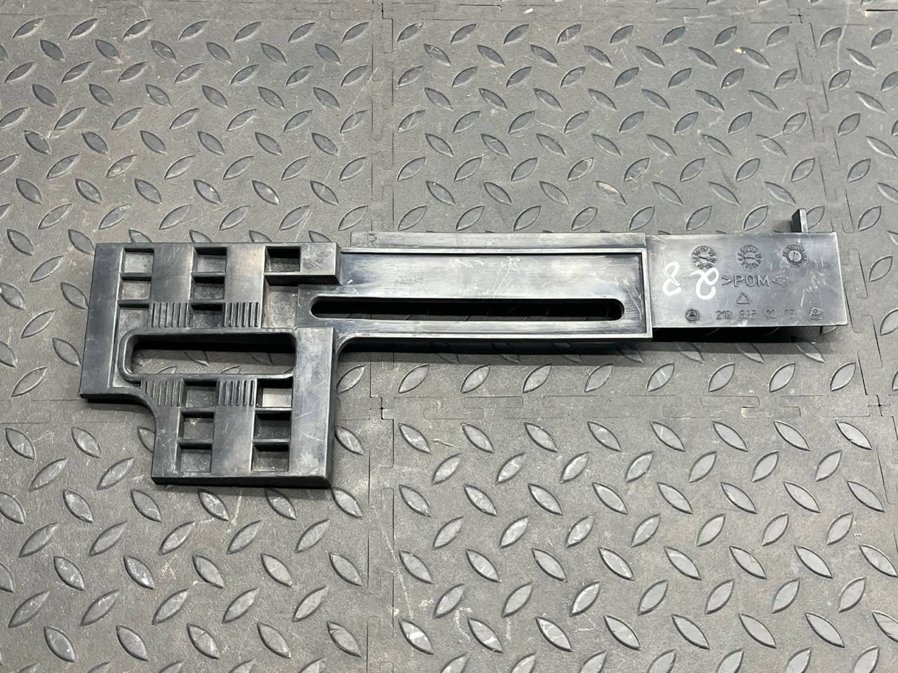 Кронштейн бампера передний правый Mercedes E/W210 1995-2003