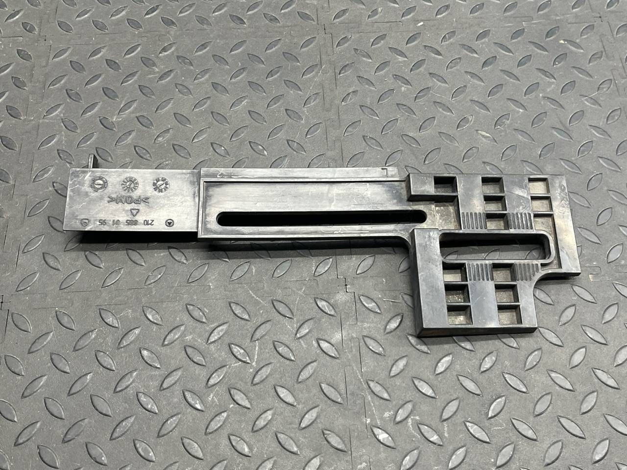 Кронштейн бампера передний левый Mercedes E/W210 1995-2003