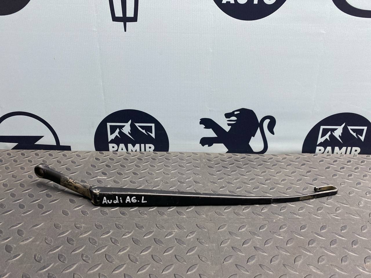 Поводок стеклоочистителя левый Audi A6/C5 1997-2005