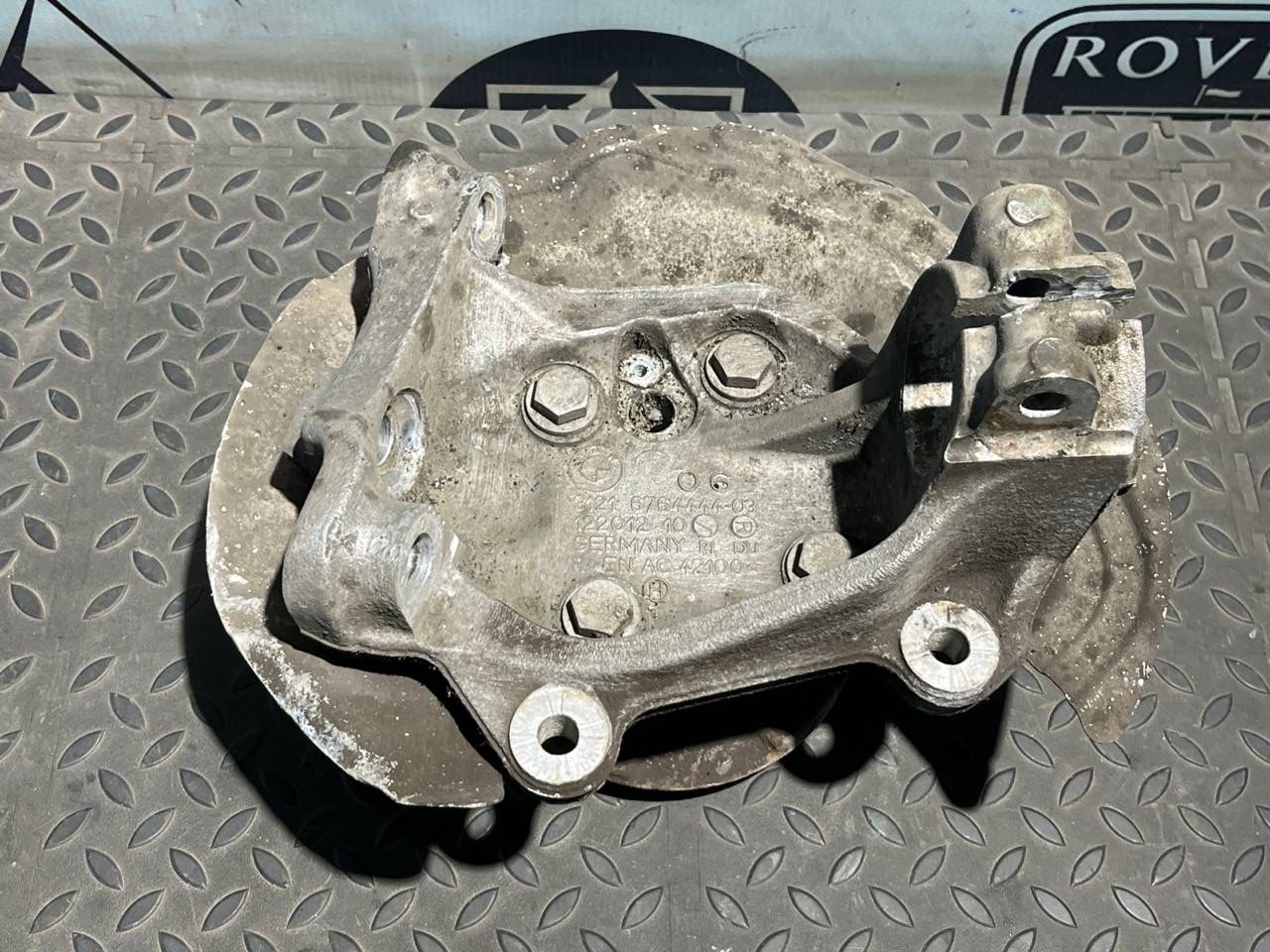 Кулак поворотный передний правый BMW 3/E90 2004-2013