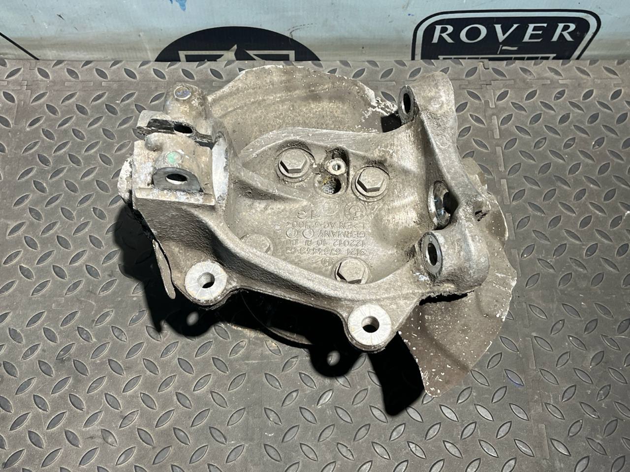 Кулак поворотный передний левый BMW 3/E90 2004-2013