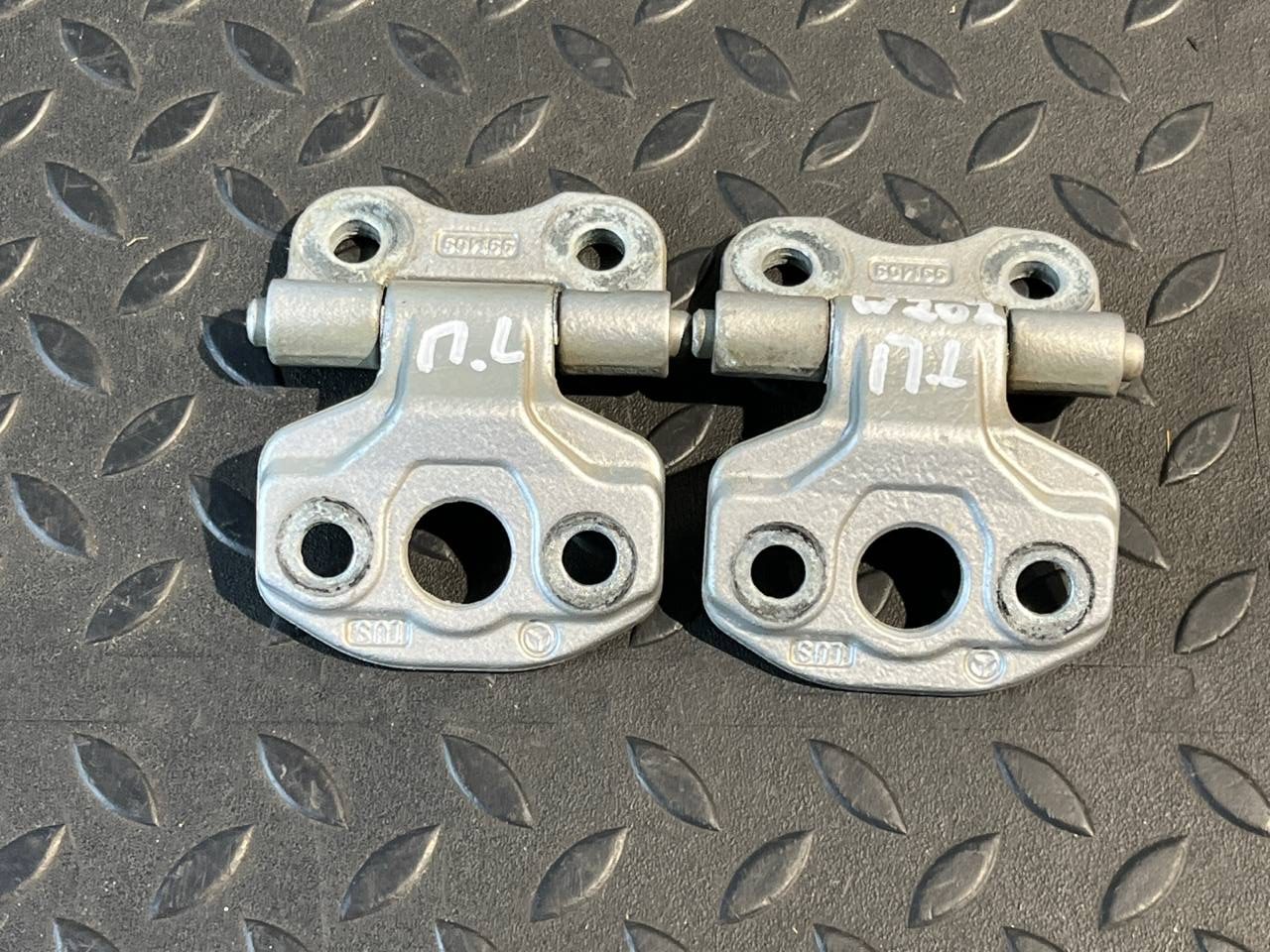 Петля двери передняя Mercedes C/W202 1993-2001