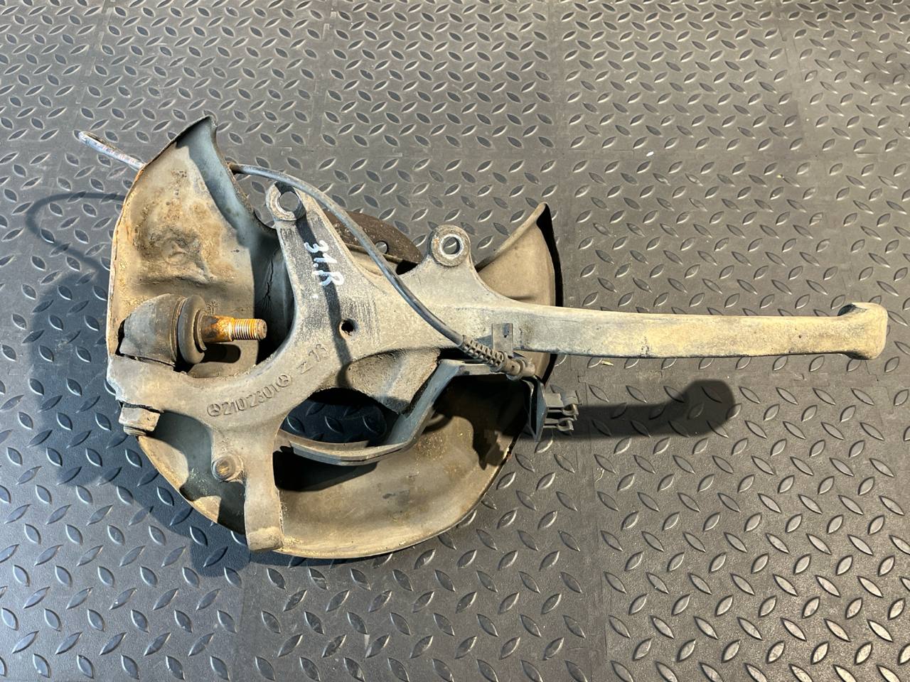 Кулак поворотный передний правый Mercedes E/W210 1995-2003