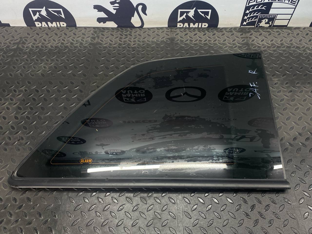 Стекло кузовное глухое заднее правое Opel Zafira/B 2005-2014