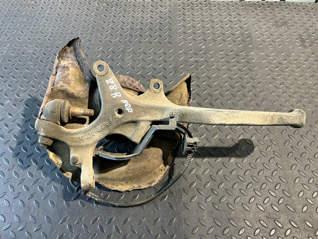 Кулак поворотный передний правый Mercedes E/W210 1995-2003