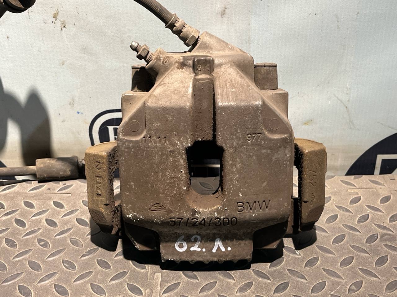 Суппорт передний левый BMW 3/E90 2004-2013