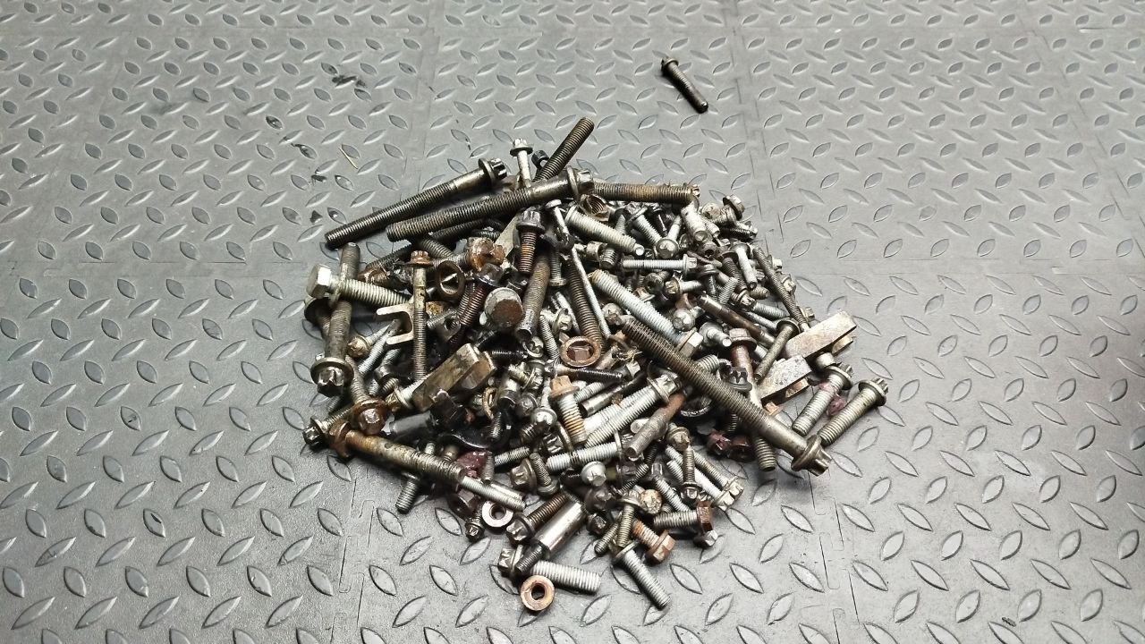 Болт двигателя Mercedes M/W164 2005-2011